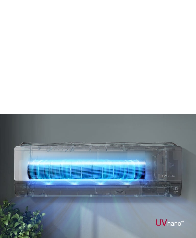 Een video toont het vooraanzicht van de airconditioner die aan de muur is geïnstalleerd. De voorkant van het apparaat is doorzichtig en toont het interne systeem. De ventilatoren zijn blauw gemarkeerd om het UV-LED licht aan te geven dat bacteriën verwijdert. Er komt lucht uit het apparaat. Het UVnano-logo staat in de rechter benedenhoek.