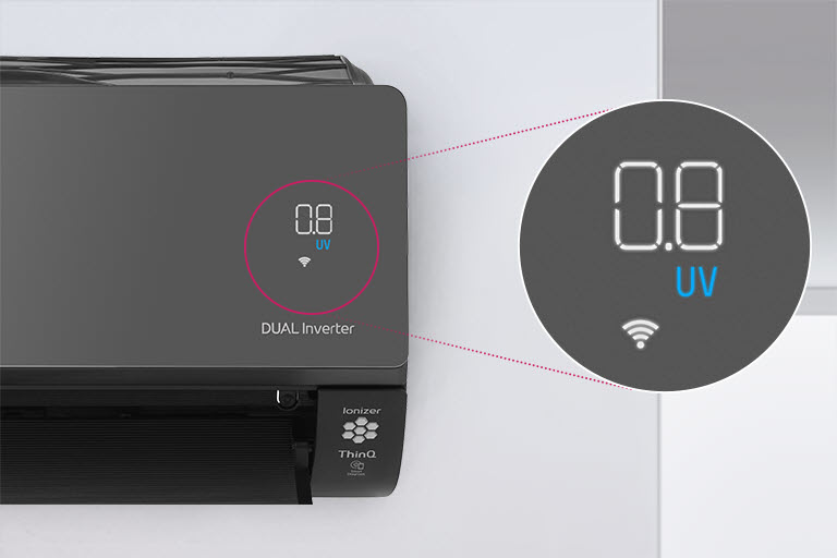 De LG-airconditioner is voor de helft aan de muur bevestigd, met de voorkant open om aan te geven dat hij aan staat. Een cirkel is rond de luchtkwaliteitslampjes van het apparaat geplaatst en een uitvergrote cirkel toont de groene lampjes van het luchtkwaliteitspaneel om de precieze luchtkwaliteit aan te geven. Het DUAL Inverter-logo is op het apparaat te zien.