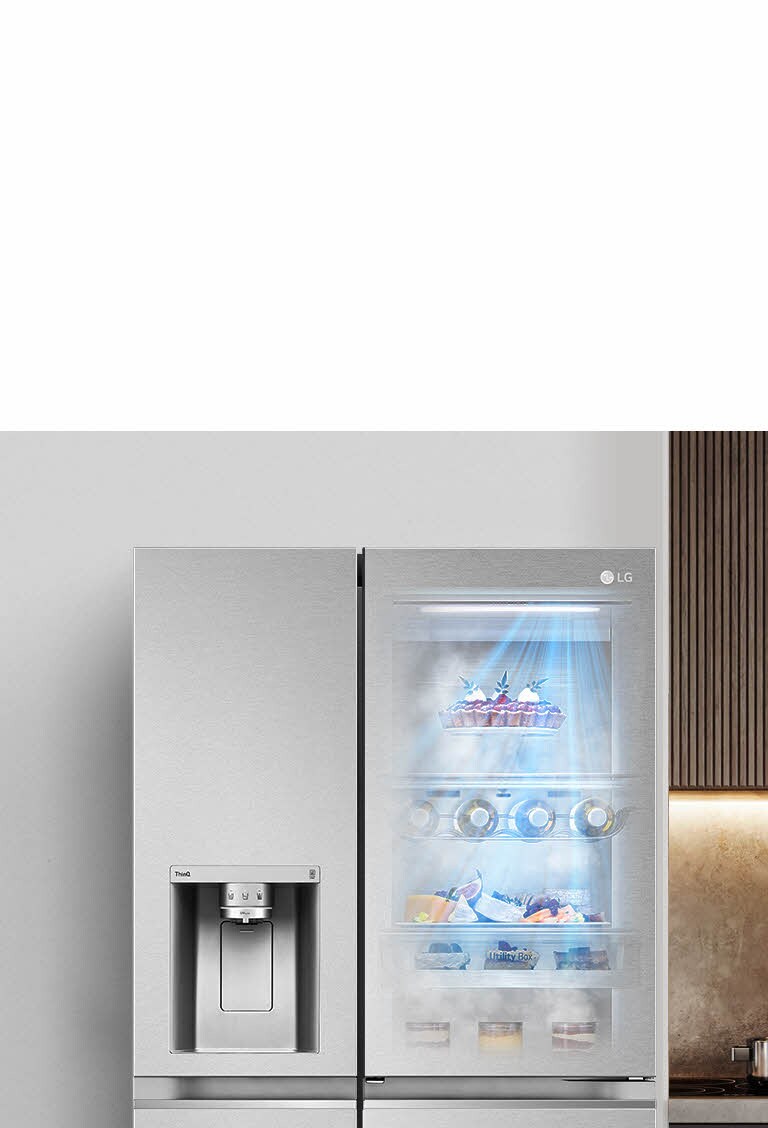 Voorzijde van zwarte InstaView-koelkast met licht aan; inhoud zichtbaar via deur en blauwe DoorCooling-stralen.