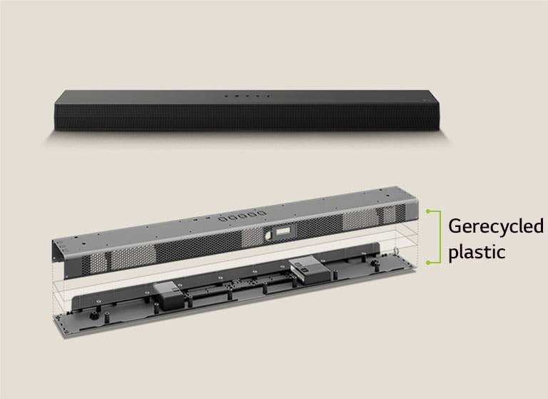 Er is een achter een vooraanzicht van de soundbar en een metalen frame van de soundbar vooraan. Een aanzicht vanuit een helling van de achterkant van het metalen frame van de soundbar met de woorden “Recycled Plastic” (Gerecycled plastic) die de rand van het frame aangeven.