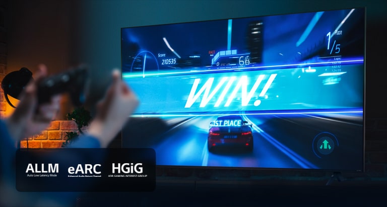 Een autoracegame aan de finish met een bordje met ‘WIN!’, terwijl de speler een joystick in de hand heeft. ALLM-, eARC-, HGiG-logo staan in de hoek links onderin.