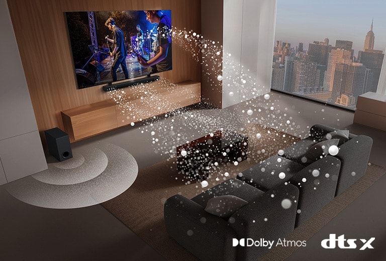 LG Soundbar, LG TV en een subwoofer staan in een huiskamer van een wolkenkrabber met een muziekoptreden in beeld. De soundbar stoot geluidsgolven gemaakt van druppels uit, die zich om de bank heen bewegen als surroundgeluid. Een subwoofer maakt een geluidseffect van onderen. Dolby Atmos-logo DTS X-logo