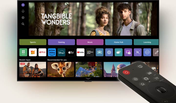 LG AI Magic Remote in actie. Het hele scenario laat zien hoe gemakkelijk en comfortabel de AI Magic Remote te gebruiken is. De LG webOS-startpagina is zichtbaar en er verschijnt een cursor die op een specifieke thumbnail klikt. Het scherm wordt ermee gevuld. Vervolgens wordt de AI-knop op de afstandsbediening benadrukt. 	