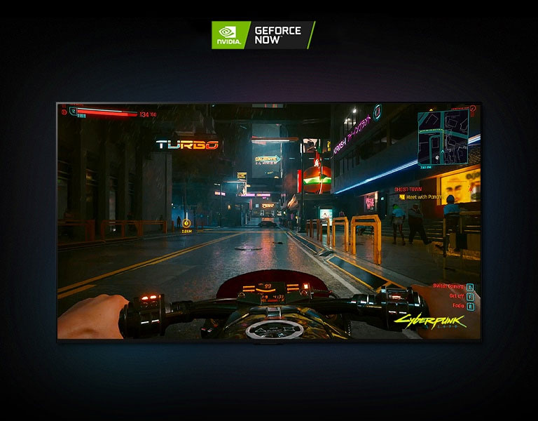 In een scène uit Cyberpunk 2077 die op een LG OLED-scherm wordt getoond, rijdt de speler op een motor door een met neon verlichte straat