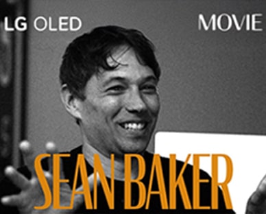 Een zwart-wit stilstaand beeld van een interview met Sean Baker. Zijn naam verschijnt in vetgedrukte oranje letters, onder in beeld. De woorden LG OLED verschijnen in de hoek linksonder en het woord movie (film) verschijnt in de hoek rechtsboven.