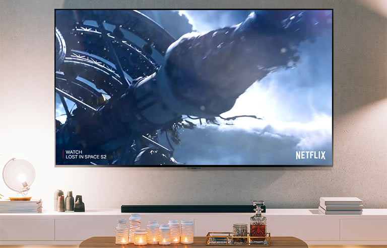 Een tv-scherm met een clip van Lost in Space S2 op Netflix (speel de video af).