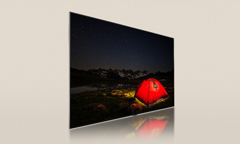 LG TV met gedimd scherm met een fel rode tent in een donkere nacht. Een blauw backlightpaneel wordt opgedeeld van achter de TV. Kleine dimblokken schuiven over het paneel. Vervolgens vloeien het paneel en de TV samen waardoor het scherm feller en duidelijker wordt.