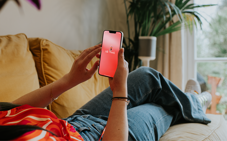 LG consument gebruikt ThinQ app op zijn mobiele telefoon