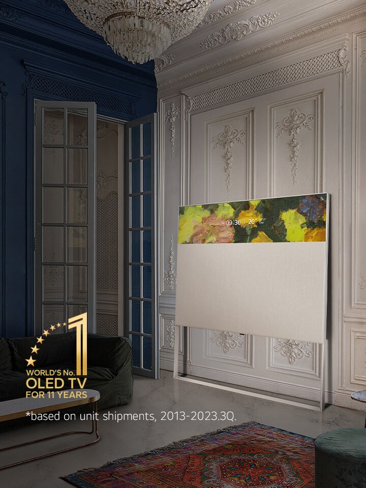 EASEL in Line View met decoratief lijstwerk leunend tegen een muur. Deze hangt naast een schilderij op de muur en achter een verfijnd tapijt. Embleem 10 Year World's No.1 OLED TV (10 jaar de beste OLED TV ter wereld).	