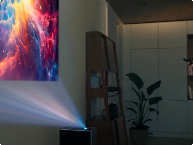 LG CineBeam projecteert een afbeelding van een sterrenstelsel op een muur.