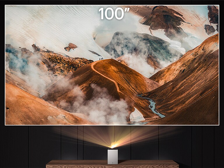 LG CineBeam projecteert een bewolkte bergfoto