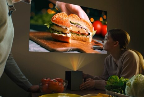 Kookvideo geprojecteerd door LG CineBeam
