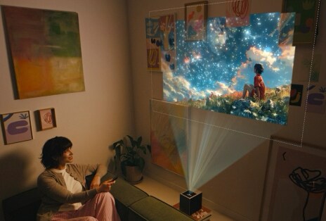 Video van een persoon met een lucht als achtergrond geprojecteerd door LG CineBeam