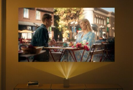 Video van twee pratende mensen geprojecteerd door LG CineBeam