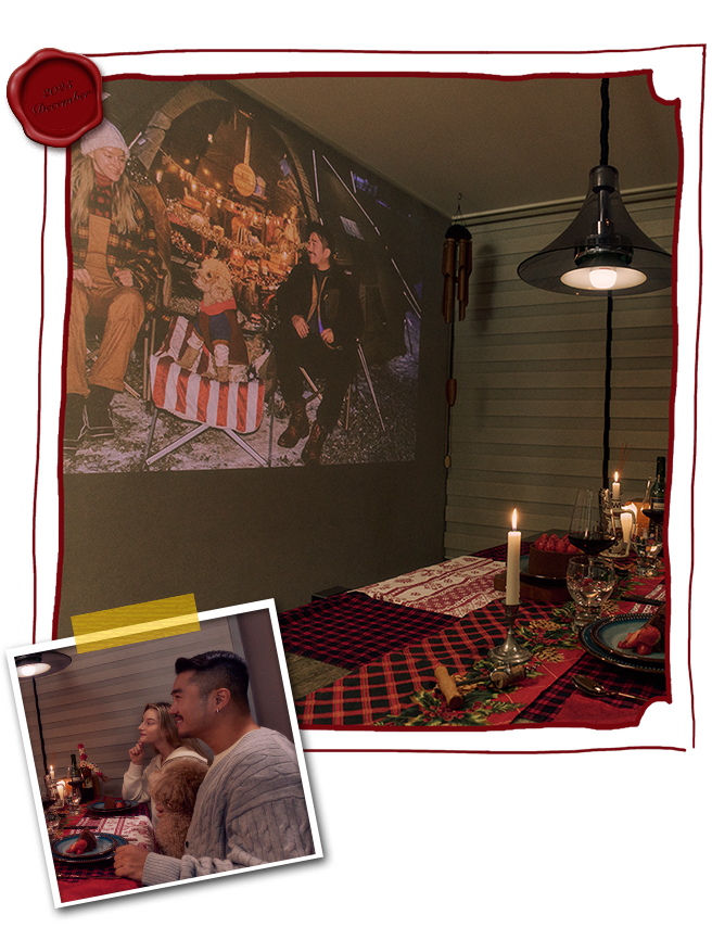 Koppel bekijkt gedeelde herinneringen met een LG CineBeam-projector