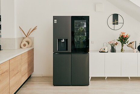 Koelkast geplaatst in een keuken	