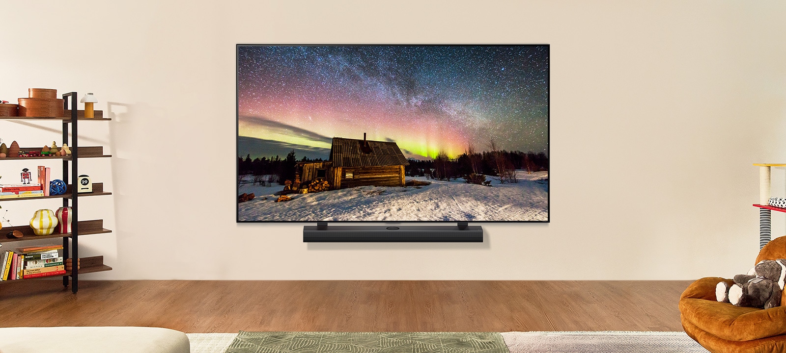 LG TV en LG Soundbar in een moderne leefruimte overdag. Het schermbeeld van de aurora borealis wordt weergegeven met de ideale helderheidsniveaus.