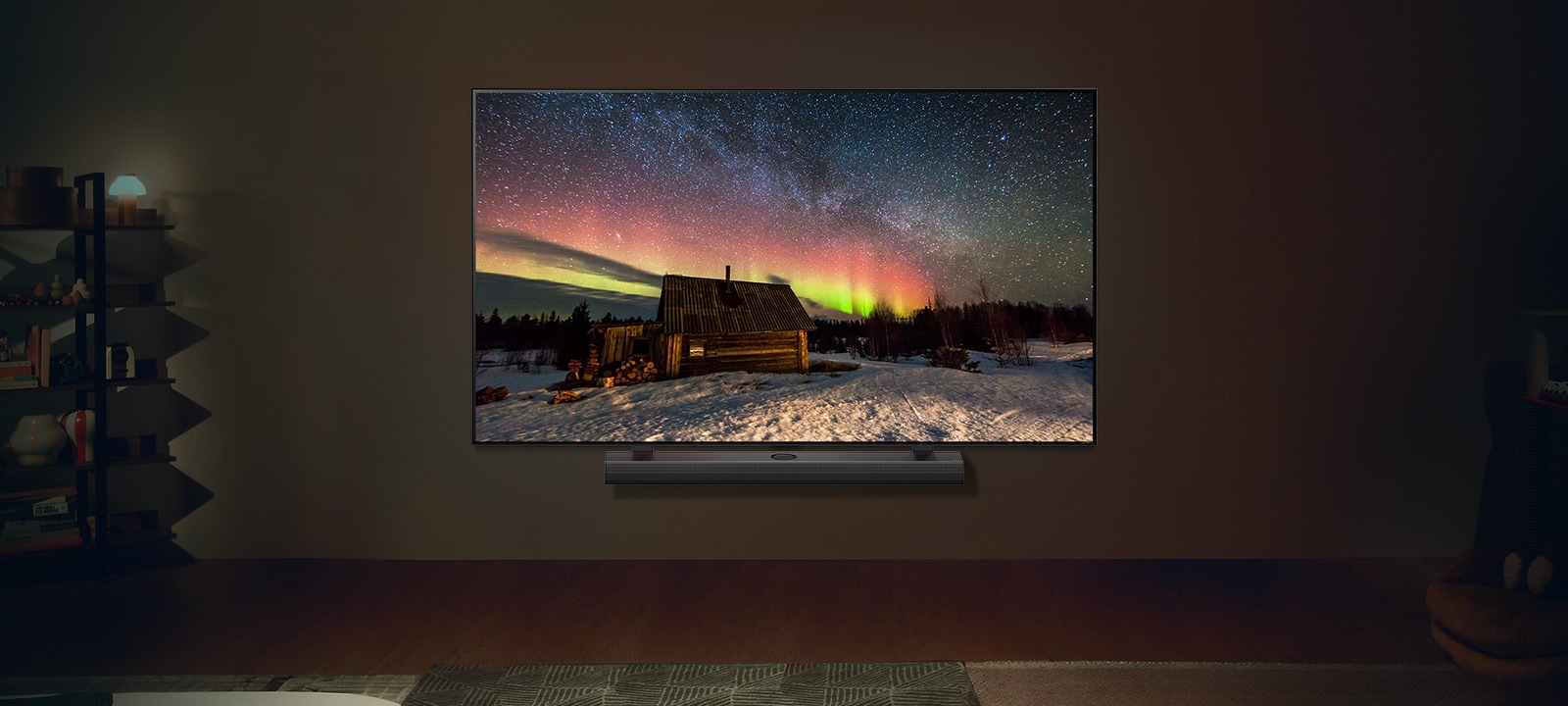 LG TV en LG Soundbar in een moderne leefruimte 's nachts. Het schermbeeld van de aurora borealis wordt weergegeven met de ideale helderheidsniveaus.