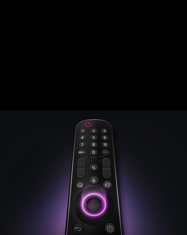 Een LG Magic Remote met de middelste ronde knop, terwijl neonpaars licht rond de knop straalt om ze te markeren. Een zachte paarse gloed omringt de afstandsbediening op een zwarte achtergrond.