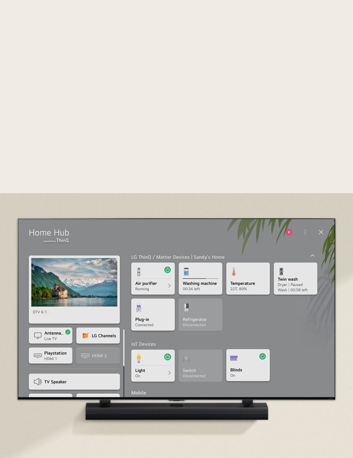 Op het scherm speelt een gezellig concert in een huiskamer. Het WOW Interface-menu verschijnt als een overlay en de gebruiker navigeert naar de instellingen van de soundbar.