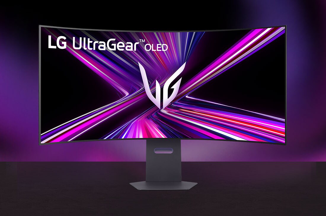 Vorderansicht des LG UltraGear 45GX950A Monitors mit einem breiten, gebogenen Bildschirm und schwarzem Standfuß.