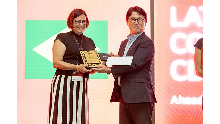 En foto Ingeniera Sandra Botrel de Brasil y Sr. Salomón Kim Presidente del LG Panamá
