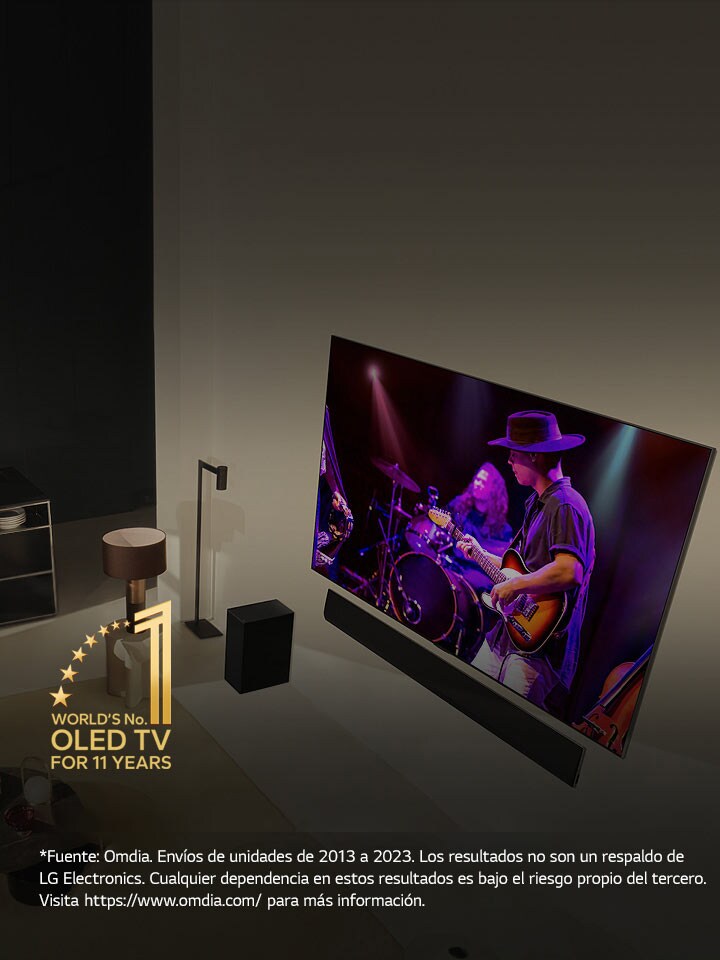La perspectiva superior de un hombre y una mujer mirando un concierto en un OLED TV grande en un departamento moderno. El emblema “OLED TV número 1 en el mundo durante 11 años” está en la imagen. Aviso legal: “Fuente: Omdia. Envíos de unidades de 2013 a 2023. Los resultados no son un respaldo de LG Electronics. Cualquier dependencia en estos resultados es bajo el riesgo propio del tercero. Visita https://www.omdia.com/ para más información”.