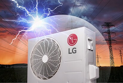 El ventilador LG exterior se muestra contra un cielo oscuro con relámpagos, destacando el logotipo en el motor.