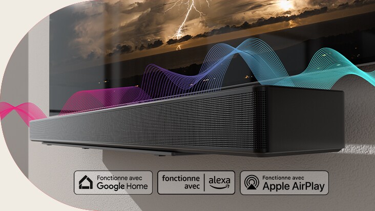 La barra de sonido está colgada en la pared con el televisor justo encima. Las ondas de sonido se cruzan entre ellos cambiando sus colores de rojo a azul.