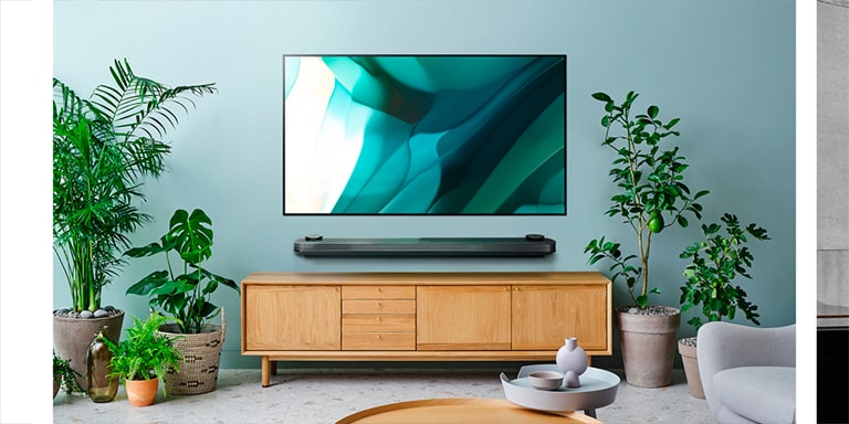 Un carrusel de LG OLEDs notables en diferentes escenarios: LG OLED W7 de 2017, tan delgado como un papel, en una habitación con temática de naturaleza, con plantas y decoraciones de madera. LG OLED G1 de 2021 con Gallery Stand en un espacio moderno y artístico. LG OLED Pose de 2022 vista desde atrás en una habitación bohemia y de nuevo por delante en un espacio minimalista. LG OLED Flex en una sala de juegos. LG OLED Easel's Line View en una sala elegante y ornamentada.