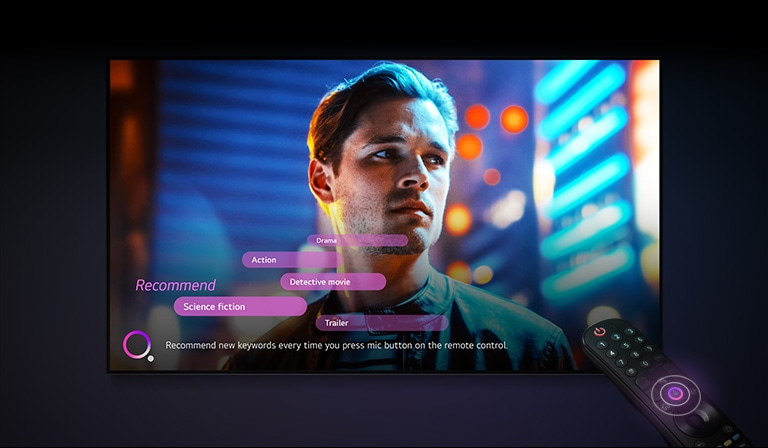 Se muestra un hombre en la pantalla del televisor y, en la esquina inferior izquierda de la pantalla, aparecen palabras clave para el contenido recomendado por el televisor.