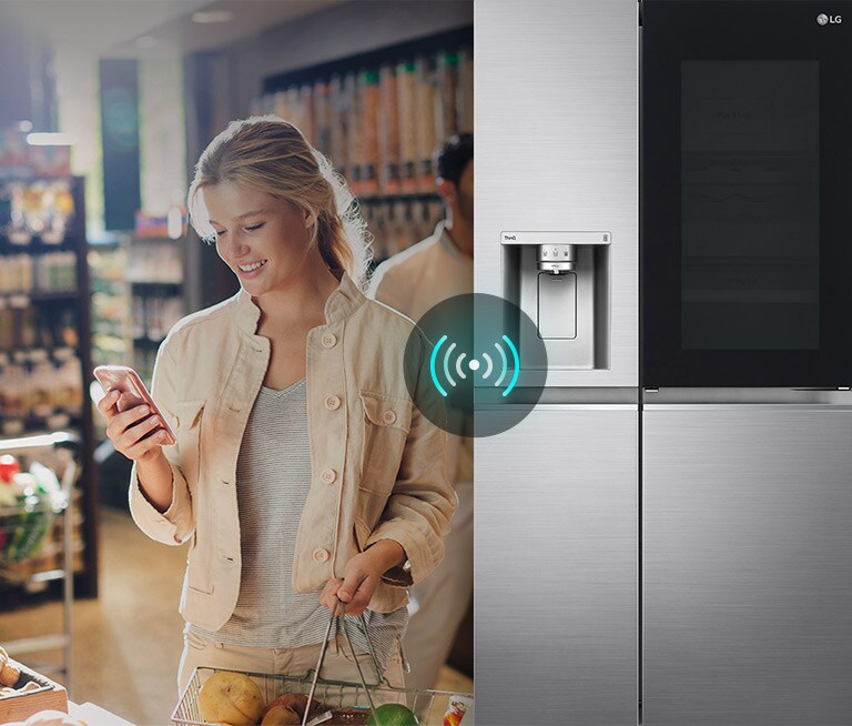 La imagen de la izquierda muestra a una mujer de pie en una tienda de comestibles mirando su teléfono. La imagen de la derecha muestra la vista frontal del frigorífico. En el centro de las imágenes hay un icono que muestra la conectividad entre el teléfono y el frigorífico.