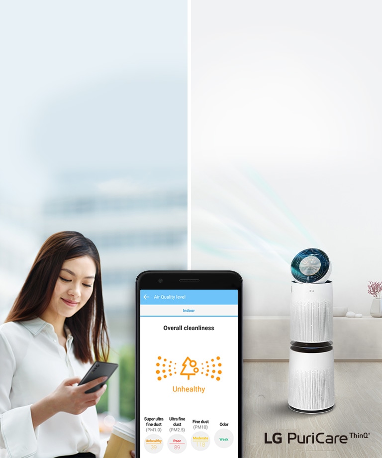 Una mujer mira su teléfono y el purificador. La pantalla del teléfono muestra la calidad del aire en la app LG ThinQ.