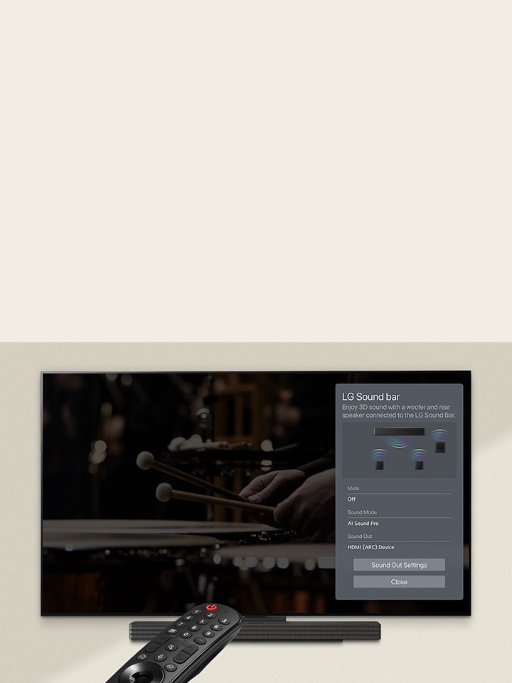 Una imagen de un control remoto apuntando a un televisor LG OLED que muestra la configuración de control de la barra de sonido en el lado derecho de la pantalla.