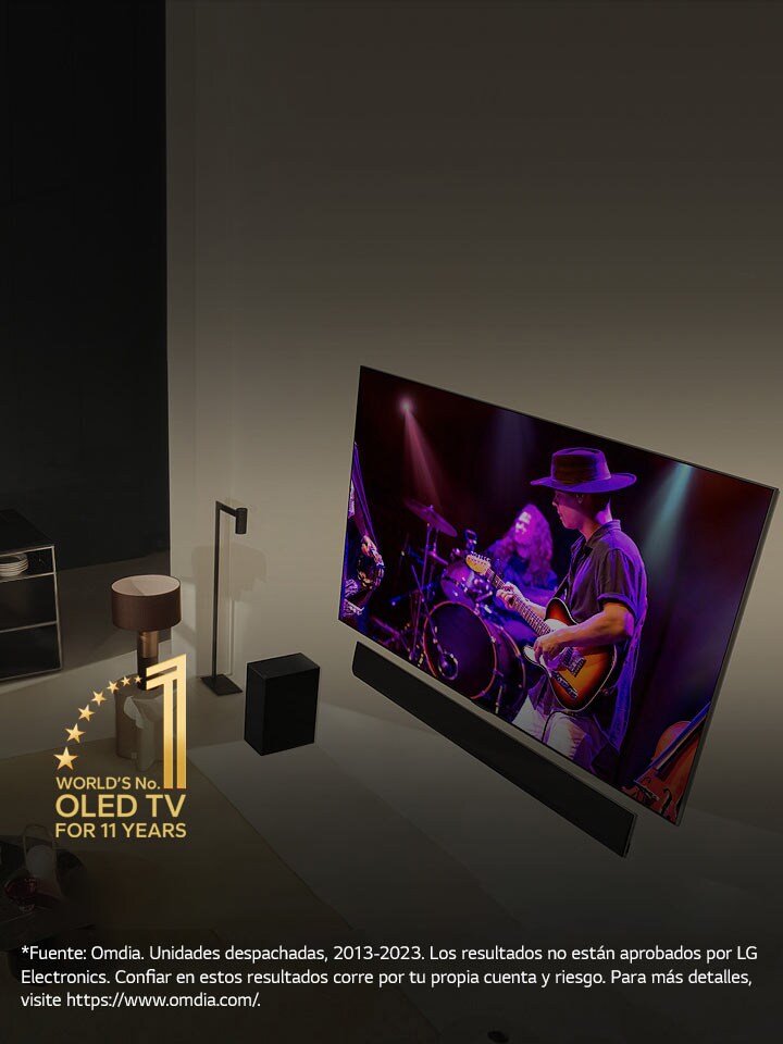 Una vista desde arriba de un hombre y una mujer viendo un concierto en una OLED TV grande en un apartamento moderno. En la imagen se muestra el emblema “La OLED TV número 1 del mundo durante 11 años”. Un descargo de responsabilidad dice: “Fuente: Omdia. Unidades despachadas, desde 2013 al 2023. Los resultados no están aprobados por LG Electronics. Confiar en estos resultados corre por tu propia cuenta y riesgo. Para más detalles, visite https://www.omdia.com/”.
