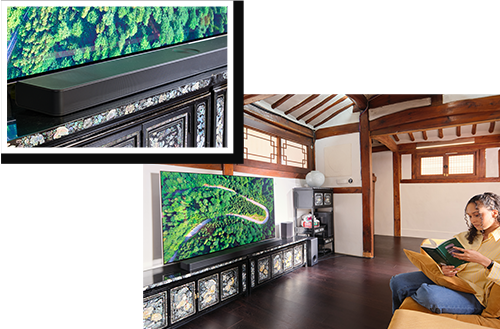 Un huésped está sentado frente a un LG OLED TV leyendo un libro.