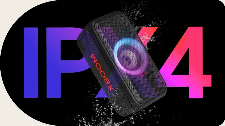 Vista diagonal del altavoz. Se rocía agua sobre el producto para resaltar su clasificación IPX4. La palabra "IPX4" está escrita detrás por motivos de diseño.