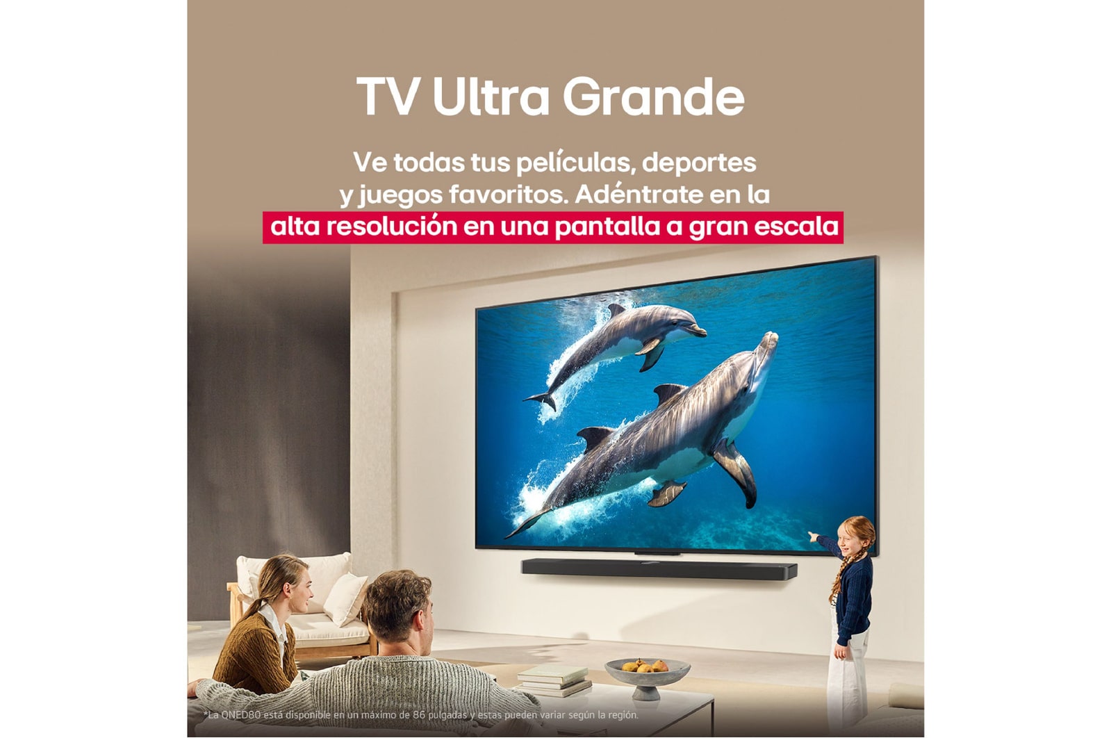 Una familia sentada en el sillón frente a la LG QNED TV montada en la pared encima de una LG Soundbar