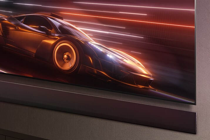 LG Soundbar y LG TV se muestran juntos. En la pantalla se muestra un juego de carreras de coches.