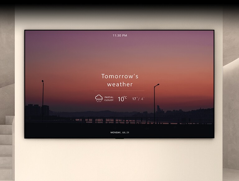 Una gran pared en el espacio con escaleras e iluminación con un televisor. Dentro de la pantalla del televisor, un paisaje al atardecer con la información meteorológica de hoy.