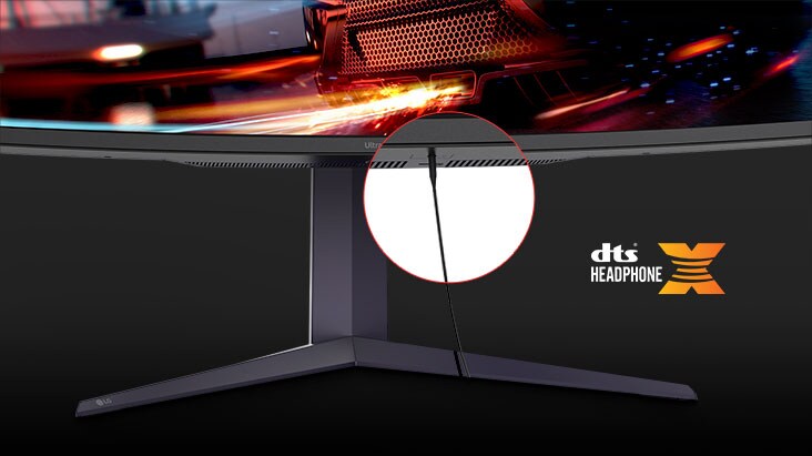 Muestra la parte inferior del monitor que tiene un puerto para auriculares de 4 polos y un cable para auriculares conectado.