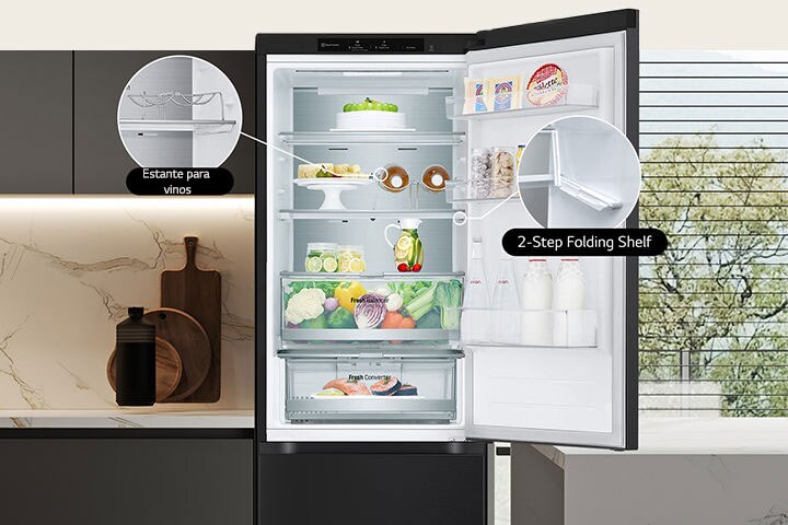 Refrigeradora con puerta abierta, mmuestra el estante estante plegable y de vinos	