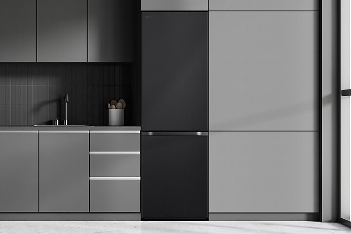 Elegante cocina con refrigeradora que se adapta a tu espacio y estilo