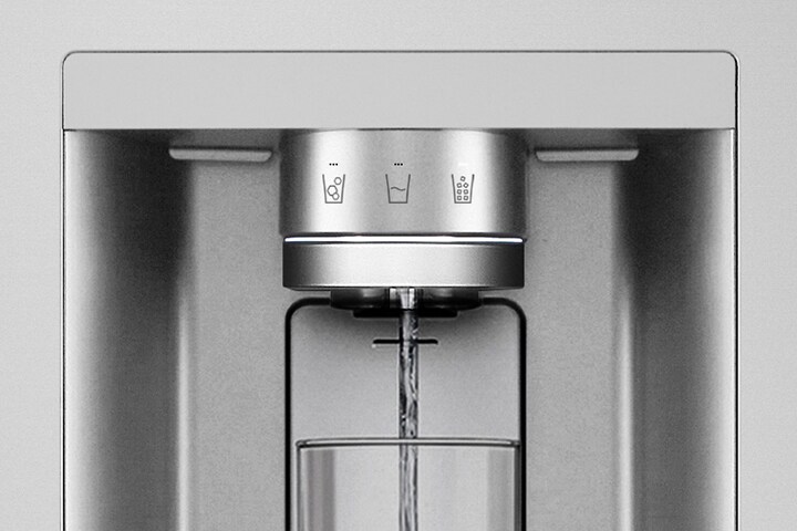 Comienza un vídeo enfocando el dispensador de agua. El exterior de la refrigeradora se aclara y ahora se puede ver el interior de la puerta y las partes mecánicas de la boquilla dispensadora. El vídeo se amplía para mostrar las gotas de agua cayendo a través de la parte UVnano de la boquilla que reduce las bacterias. La imagen se aleja para volver a ver el exterior del frigorífico mientras se dispensa agua en un vaso.