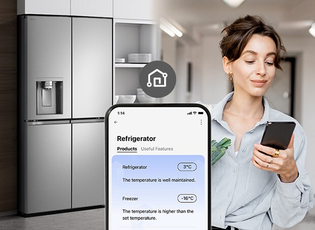 Mujer con camisa azul controla la temperatura del refrigerador LG con una aplicación en su smartphone.