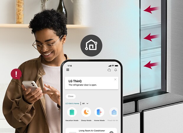 Persona recibe notificación en su celular sobre la puerta del refrigerador abierta, con iconos y flechas indicativas.