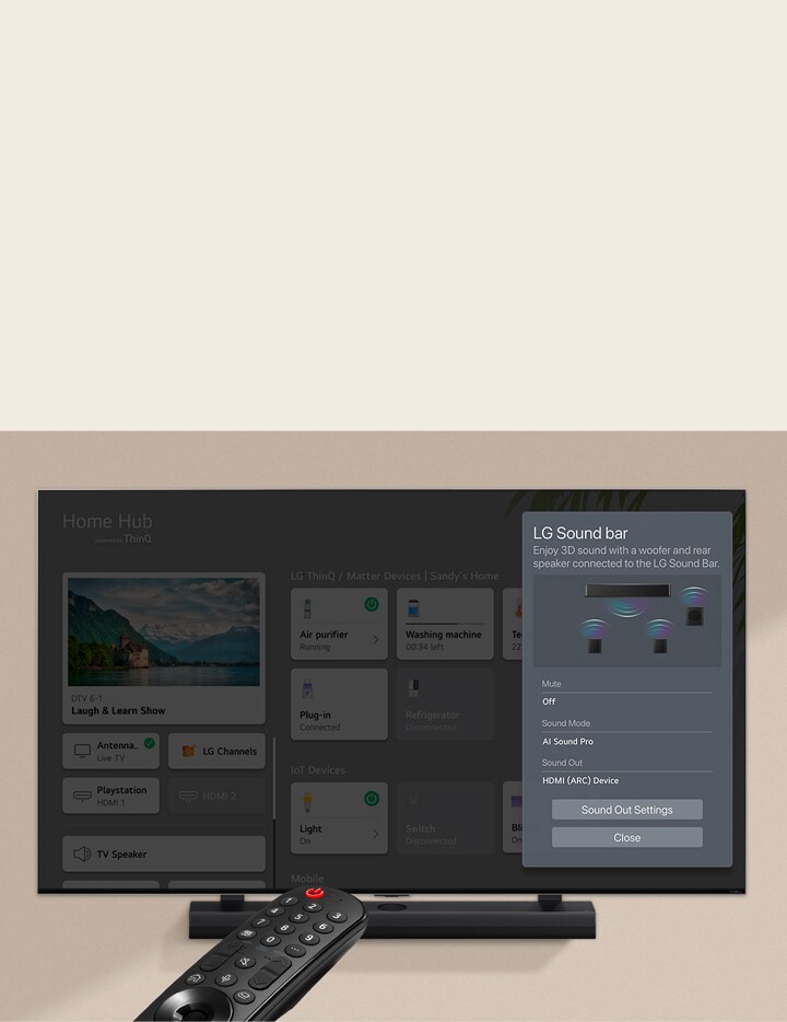 En la pantalla se está reproduciendo un concierto acogedor en una sala de estar. El control de la Soundbar aparece como una superposición y el usuario navega hacia la configuración de la Soundbar. 
