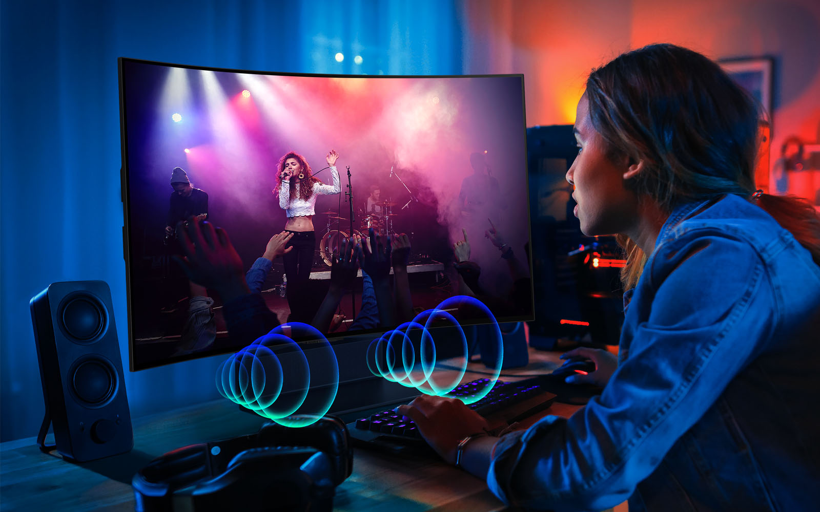 Una imagen de una persona viendo un concierto en el LG OLED Flex. Burbujas de sonido que representan el audio emitido desde el frente del televisor.