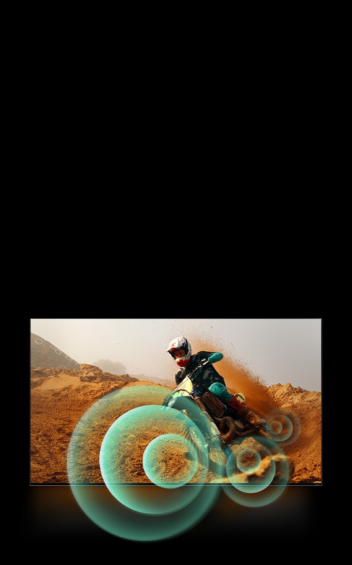 Un hombre en moto por un camino de tierra con gráficos de círculos brillantes alrededor de la moto.