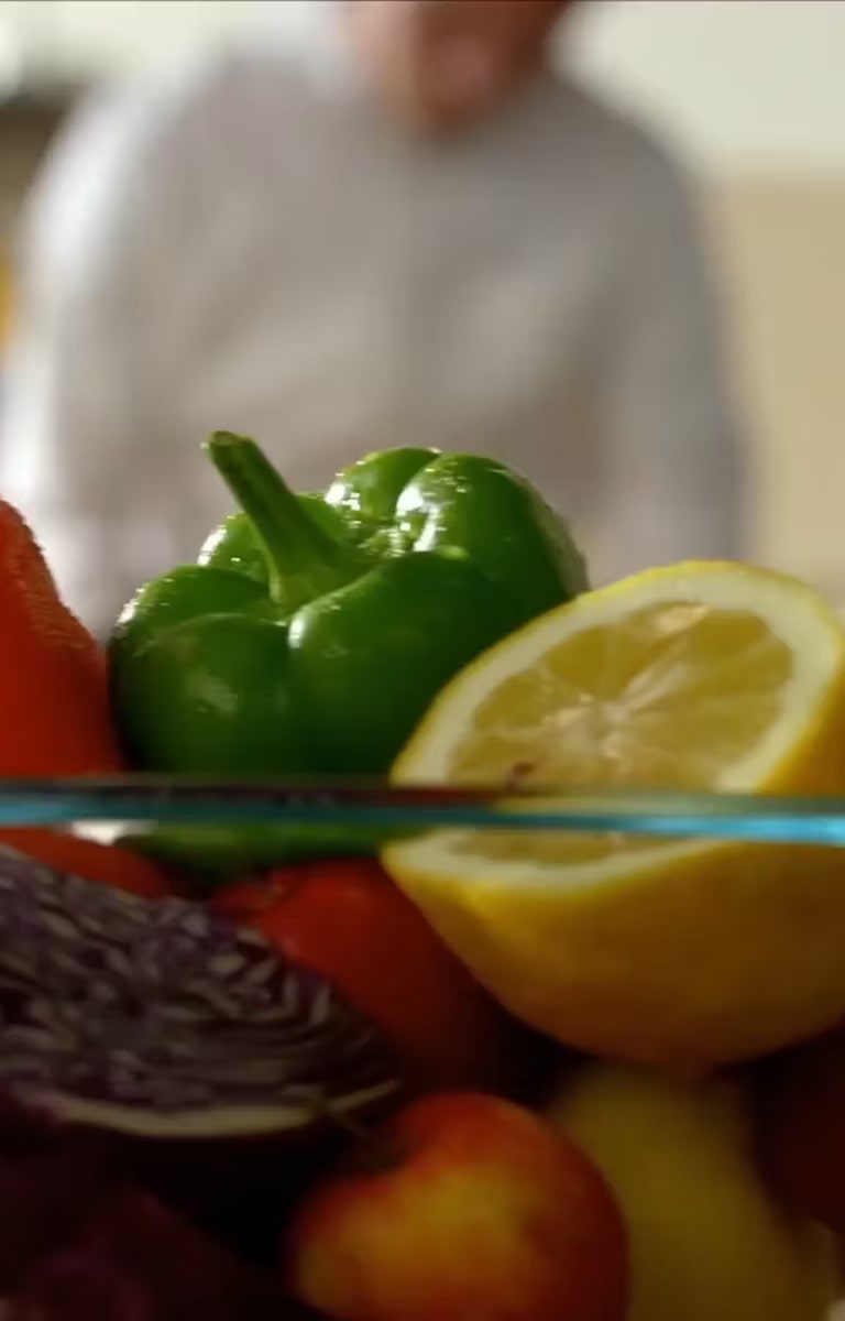  El chef está cortando los ingredientes.